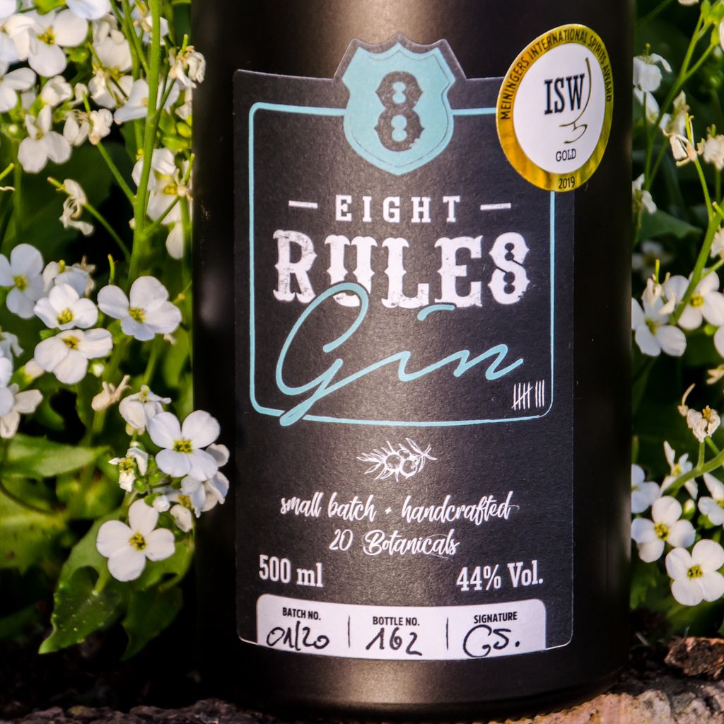 Nahaufnahme des Etiketts des 8 Rules Gins