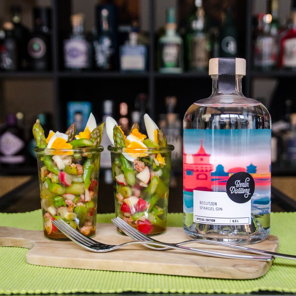 Berlin Distillery Beelitzer Spargel Gin mit dekorativem Spargel-Garnish