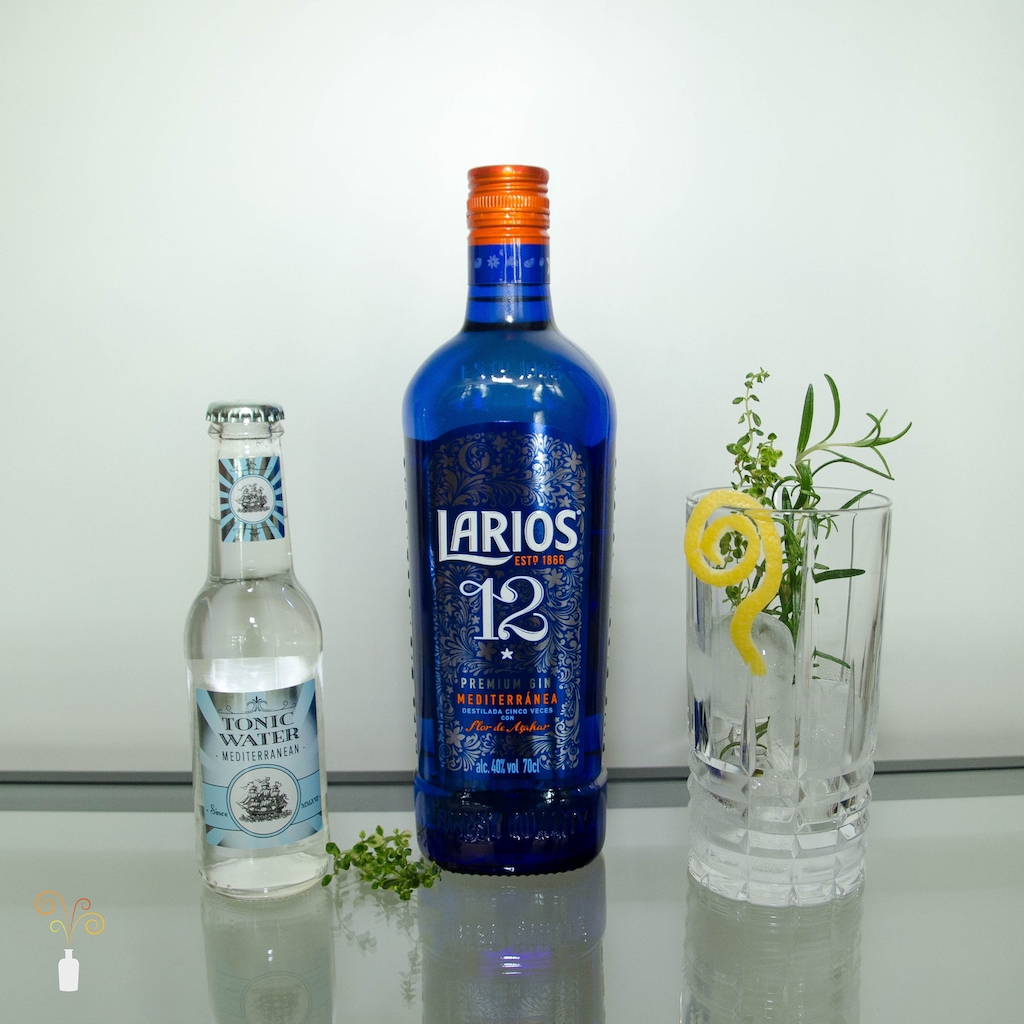 Eine Flasche des Larios 12 Gin mit Mediterranean Tonic also Perfect Serve