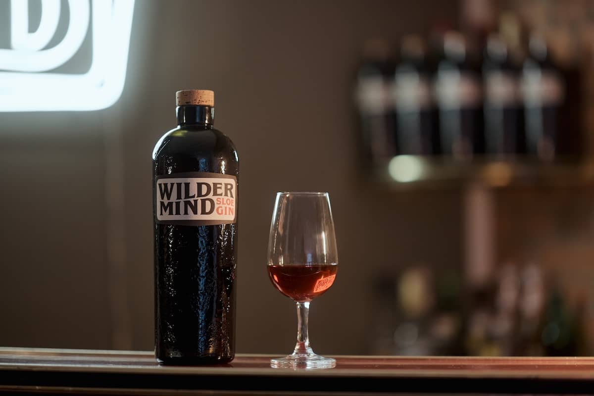 Wilder Mind Sloe Gin Flasche und Ein Glas mit dem Likör